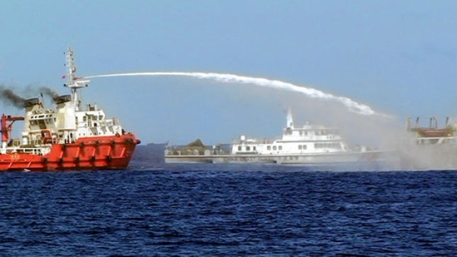 Tàu Trung Quốc hung hăng phun vòi rồng về phía tàu Việt Nam. Ảnh: AP